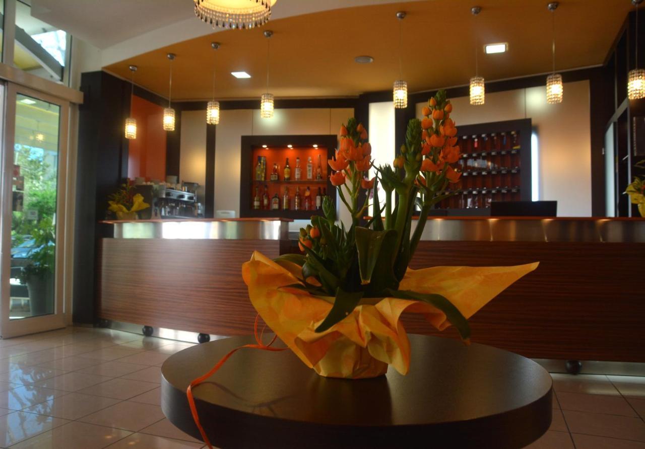 Hotel Orly Cesenatico Kültér fotó